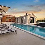 Villa In Pietra