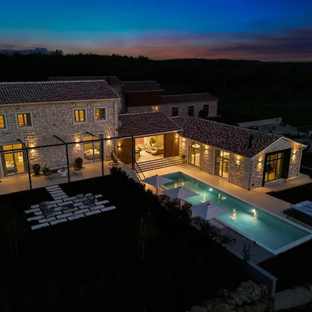 Villa In Pietra