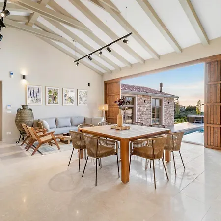 Villa In Pietra