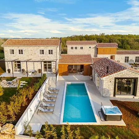Villa In Pietra