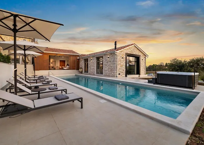 Villa In Pietra