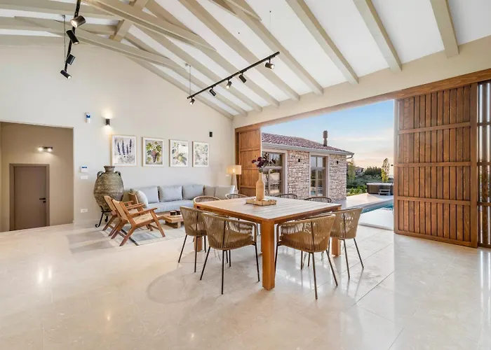 Villa In Pietra