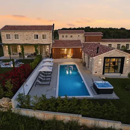 Vila In Pietra